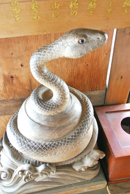 竹生島神社の蛇像